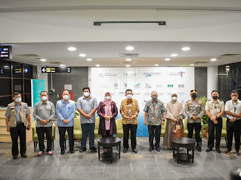 Wisman Singapura Disambut Gubernur Kepri dengan Pemakaian Tanjak