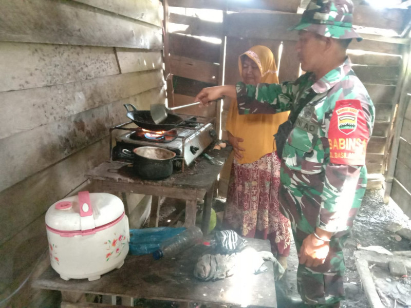 Sertu Jainal Arifin Laksakan Giat Babinsa Masuk Dapur
