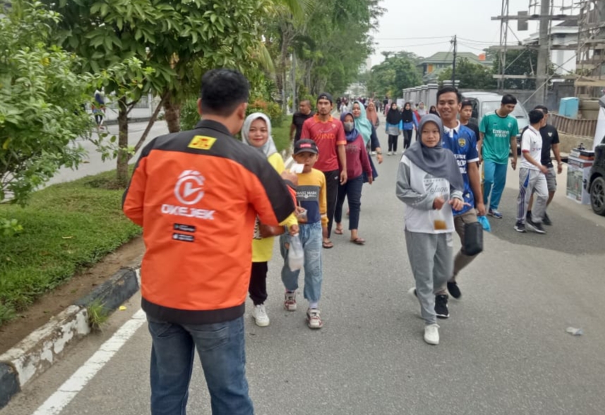 Okejek Bagi-bagi Voucher Oke Point di Jalan Swarna Bumi Tembilahan