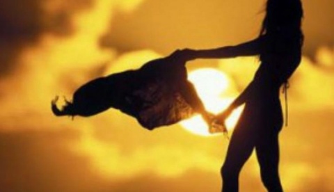 Guru Dipecat Setelah Berfoto dengan Bikini Seksi