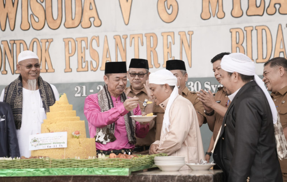Bupati Rohil Hadiri Wisuda dan Milad Ponpes Bidayatul Hidayah