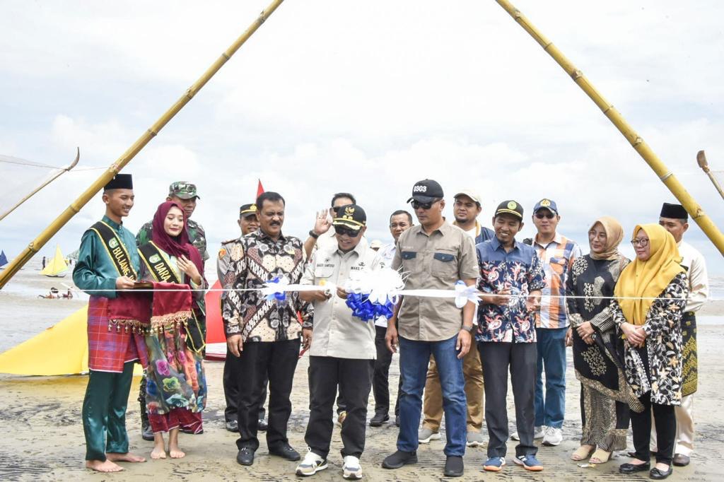 Bagus Santoso Buka Festival Budaya Bahari Pantai Selatbaru