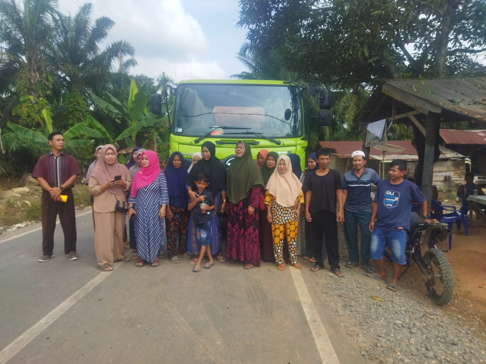 Stop Truk Pengangkut CPO Karena Takut Jalan Rusak, Warga Minta Pemkab Bengkalis Tutup PT Gora