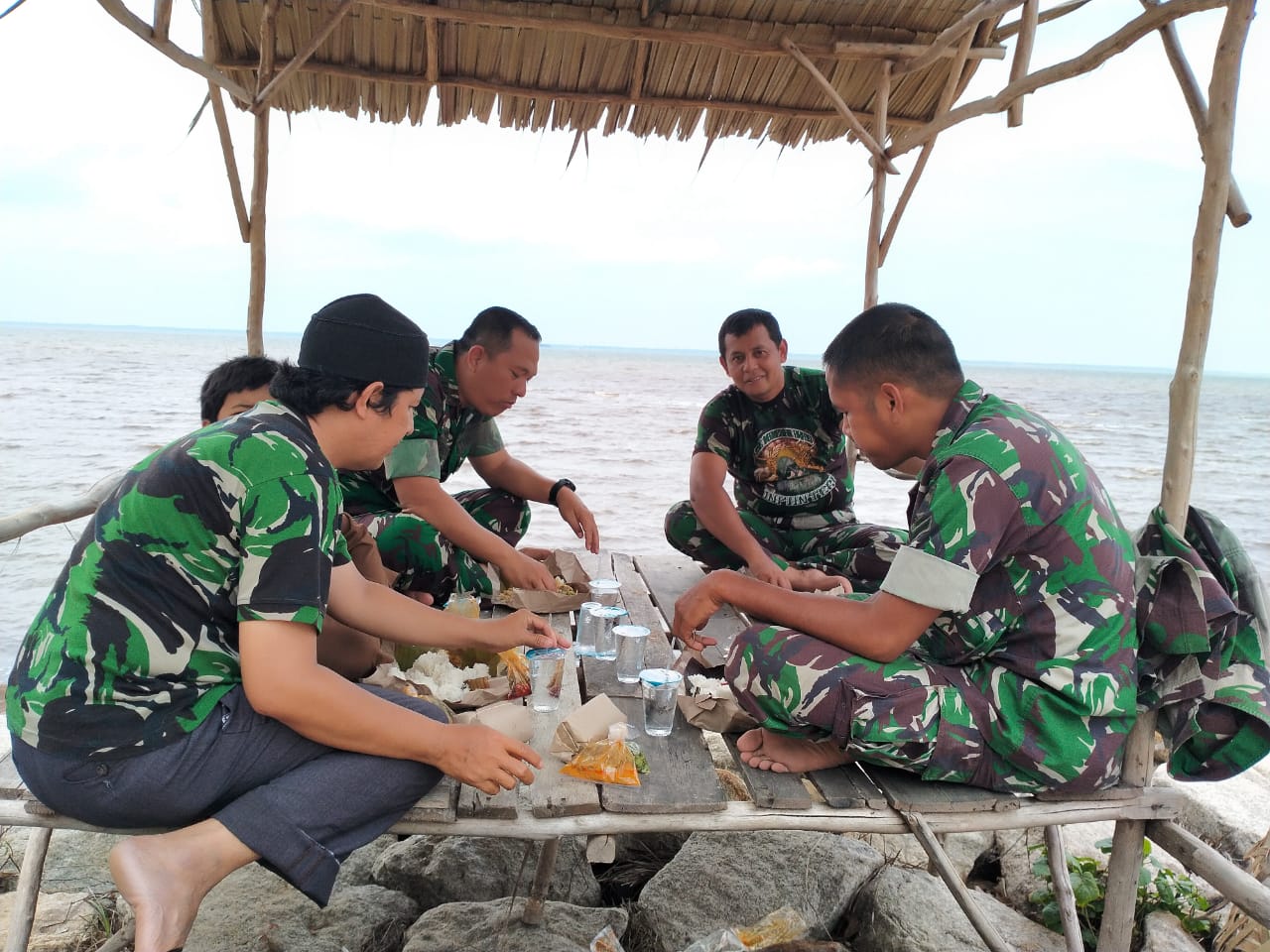 TMMD ke 107, Satgas dan Masyarakat Makan Siang Bersama di Pinggir Pantai