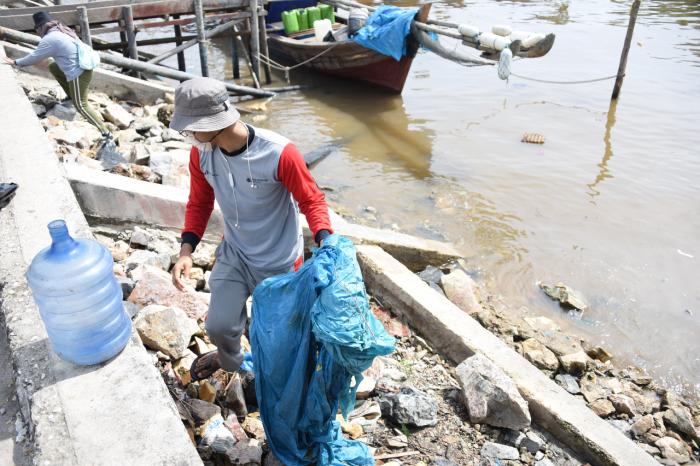 PT KPI Unit Dumai Ajak Masyarakat Bersihkan Pantai