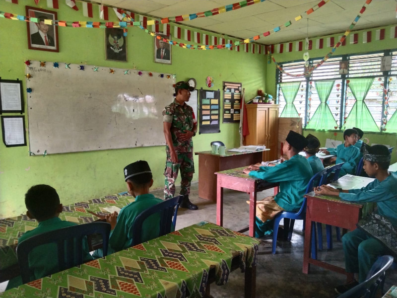 Kopda Ricko Jelaskan Nilai-nilai Pancasila Kepada Pelajar