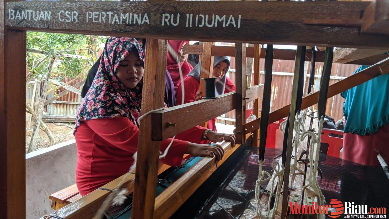 Pertamina Dumai Ajak Warga Tanjung Palas Lestarikan Kerajinan Kain Tenun Melayu