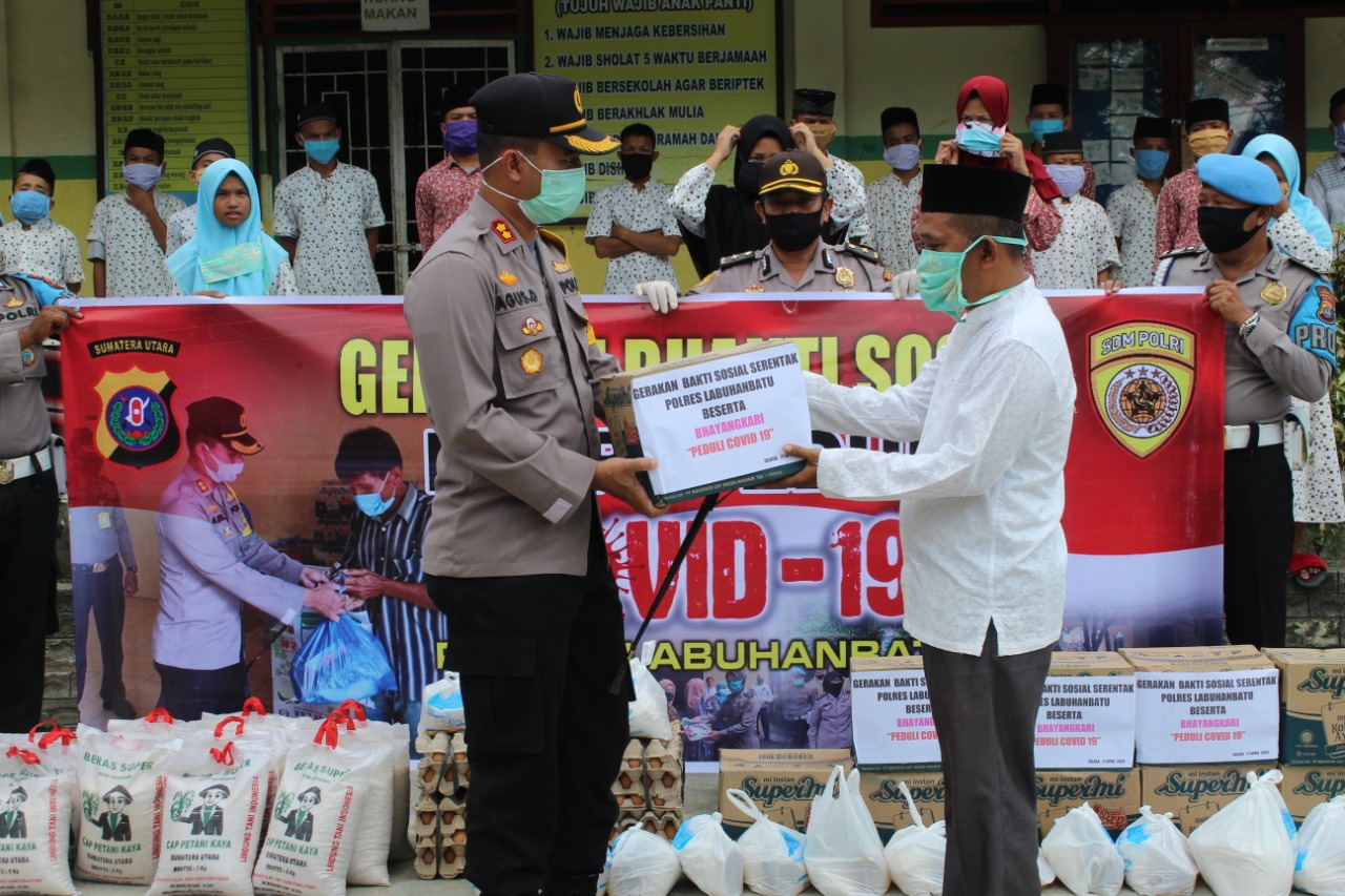 Kapolres Labuhanbatu Melaksanakan Bakti Sosial kepada Masyarakat Dampak Covid-19