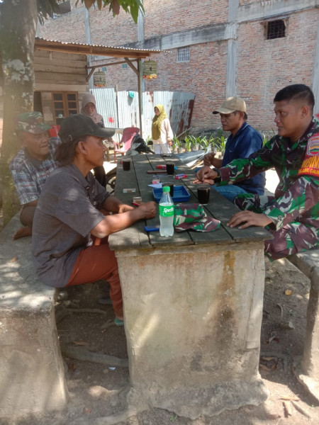 Sertu Afnal Babinsa Koramil 03 SS Pererat Silaturrahmi Dengan Tokoh Masyarakat melalui Komsos