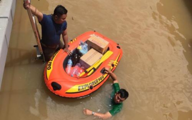 Meski Rumahnya Kebanjiran, Hendy Yudhistira Rela Bantu Korban Lainnya