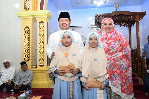Bupati Bengkalis berikan Sagu Hati pada Dua Gadis Cilik Penghafal Quran