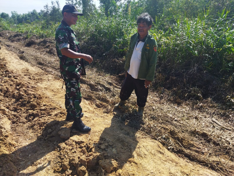 Sertu Abu Kosim Ingatkan Masyarakat Mengenai Karhutla