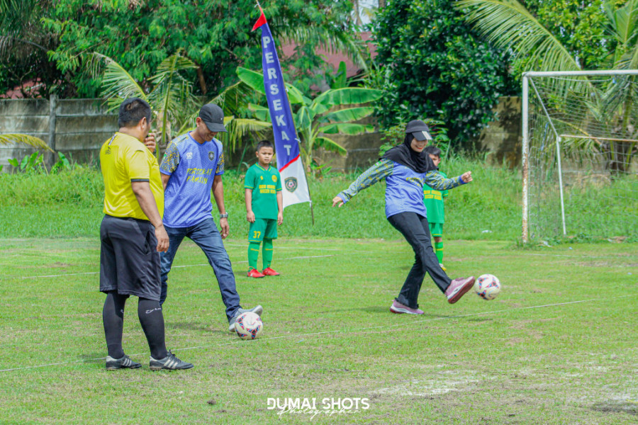 Tendangan Pertama Owner Yuk Mampir Buka Turnamen U-10 Sempena Anniversary ke-22 SSB Persekat Dumai