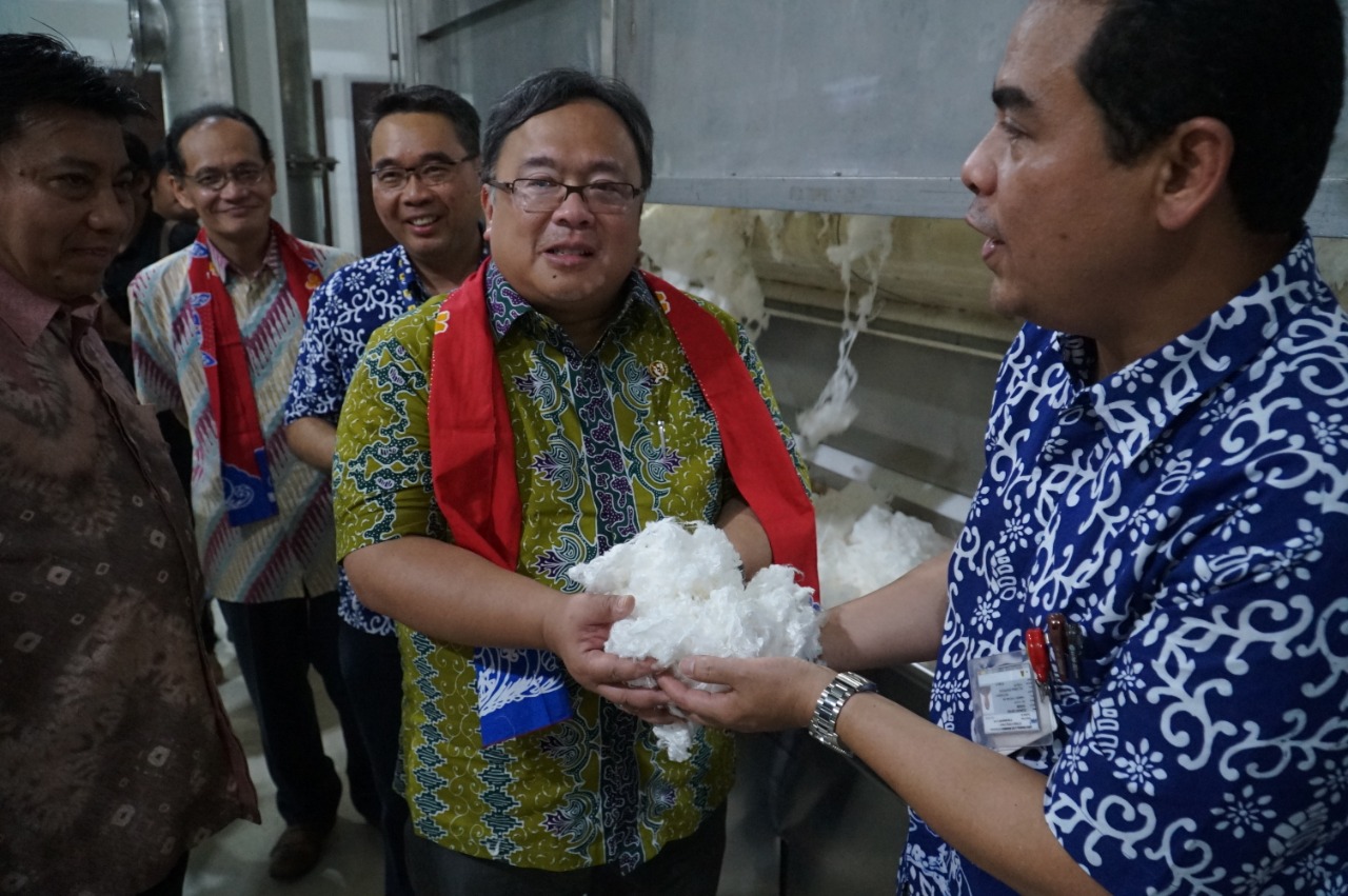 Kunjungi Industri Rayon PT APR Menristek: Akan Memperkuat Industri Textil Indonesia