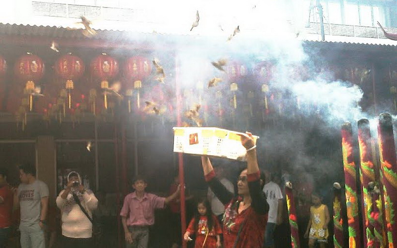 Tradisi Melepas Burung Simbol Kebebasan Warga Tionghoa Meranti Rayakan Imlek