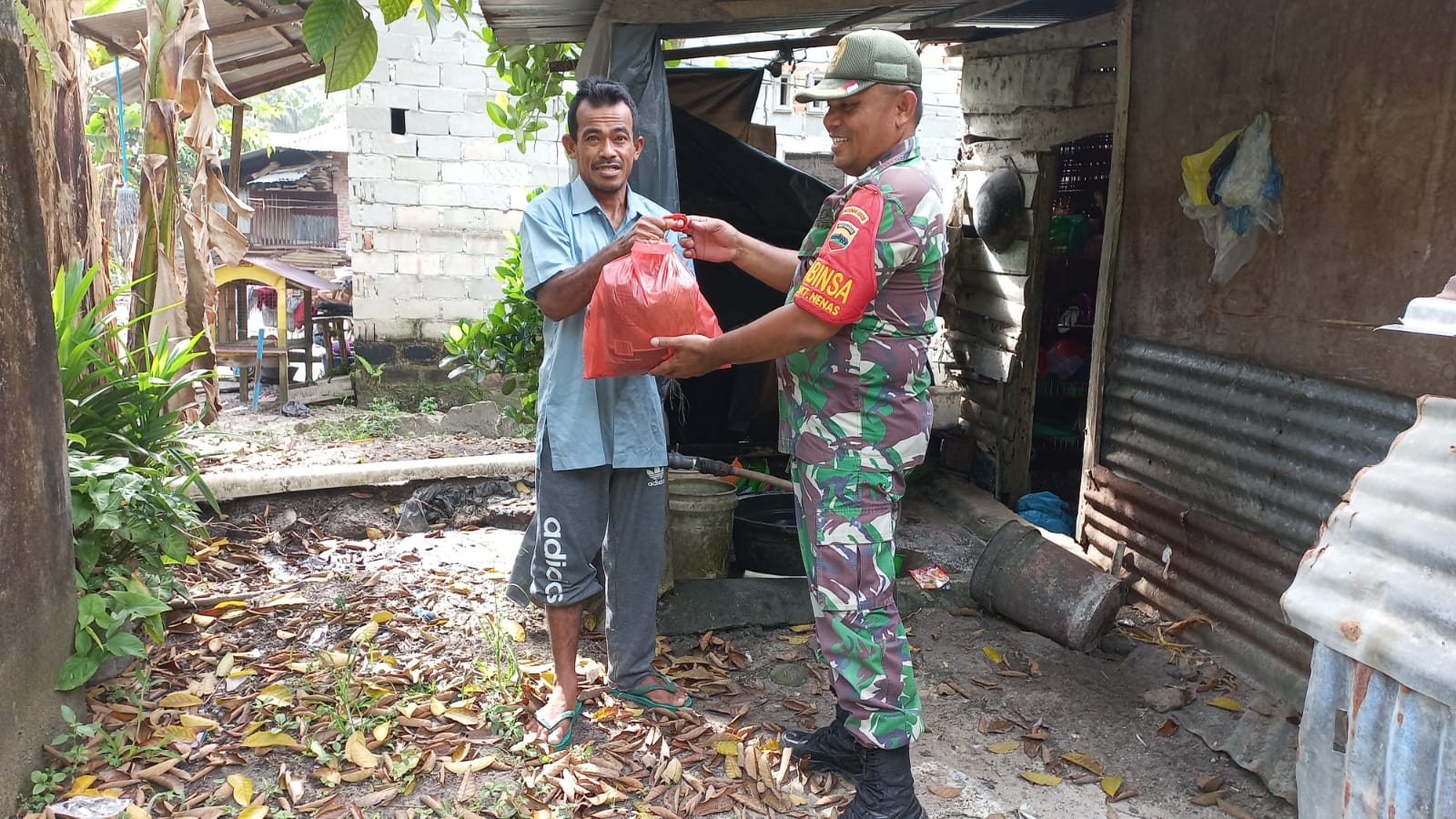 Serda Roni Sandra Serahkan Bantuan Dalam Rangka Kegiatan Babinsa Masuk Dapur