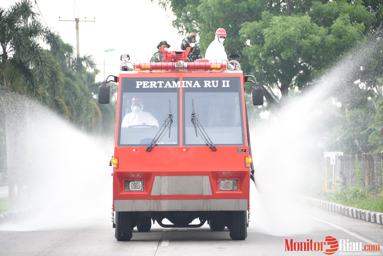 Pertamina Kerahkan Mobil Damkar Bantu Program Disinfeksi Ruas Kota Dumai