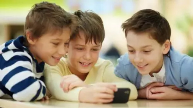 Berapa Usia Ideal Anak untuk Memiliki Smartphone?