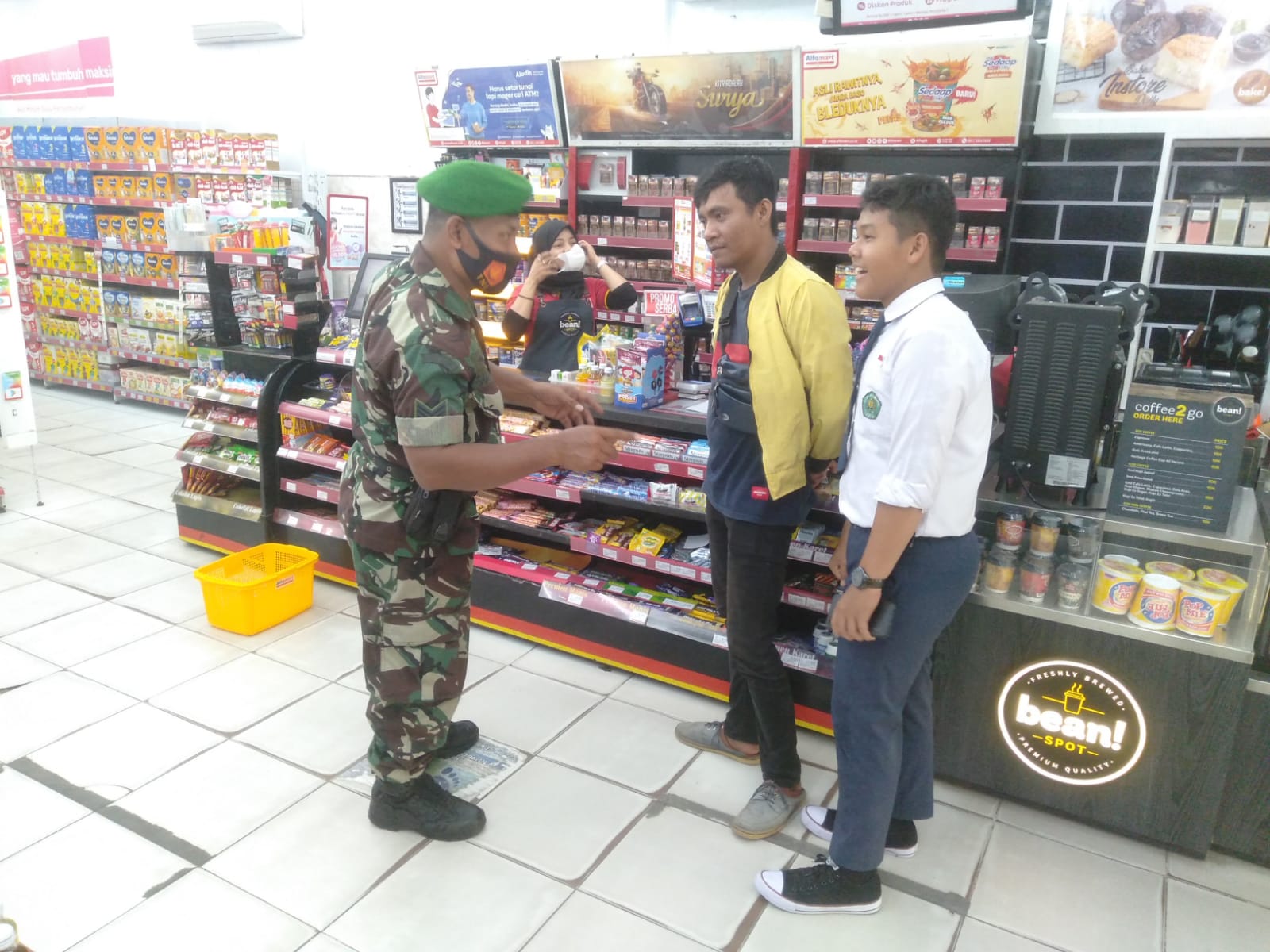 Cegah Covid-19, Babinsa Kelurahan Mekarsari Laksanakan Sosialisasi