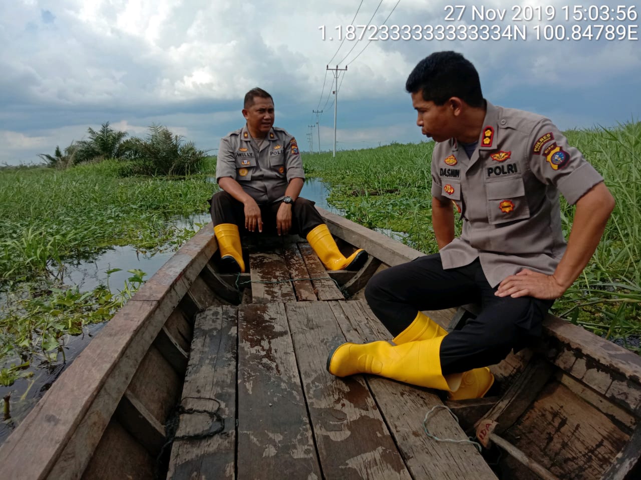 Kapolres AKBP Dasmin Menyusuri Lokasi Banjir Dengan Menaiki Perahu Kayu