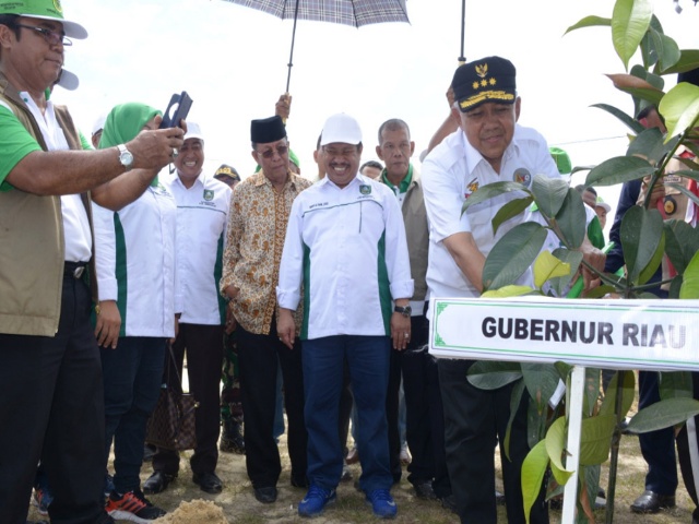 Gubri Tanam Manggis di Aksi Serentak Menanam Pohon Tingkat Kabupaten Bengkalis dan Provinsi