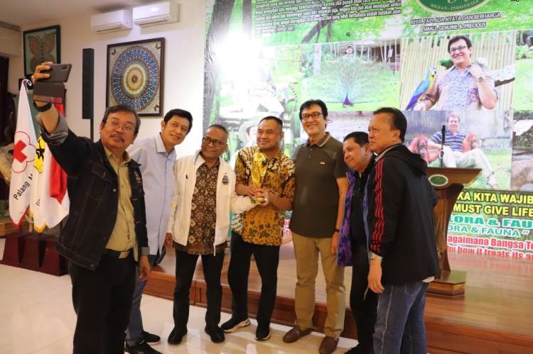 Ketua Umum PWI Pusat Kagum Lihat Koleksi Galeri Rahmat di Kota Medan