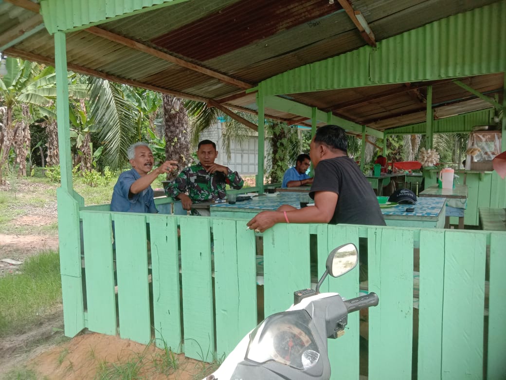 Sertu Ramli Melaksanakan Patroli dan Sosialisasi Cegah Karhutla di Wilayah Binaannya