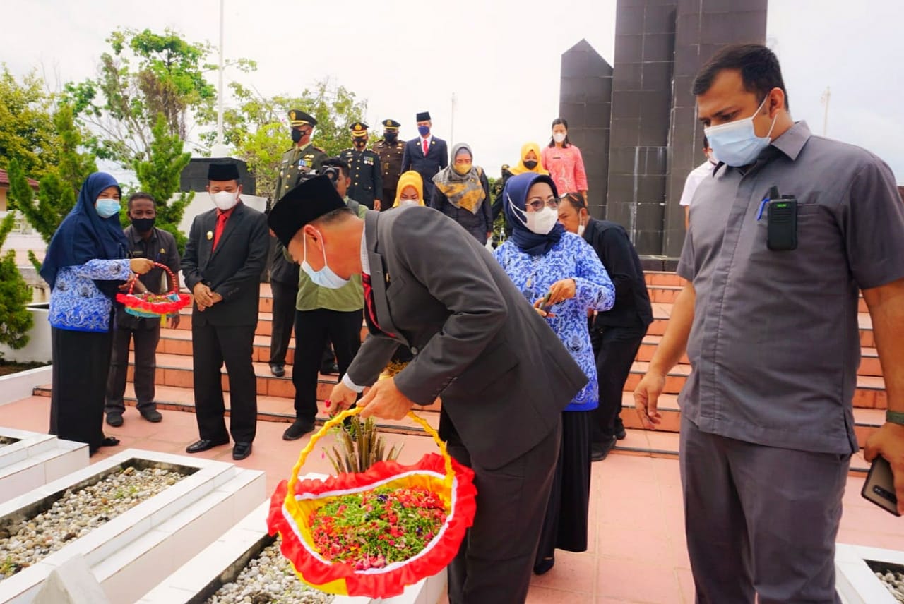 Peringati Hari Pahlawan, Pemkab Rokan Hilir Tabur Bunga di TMP