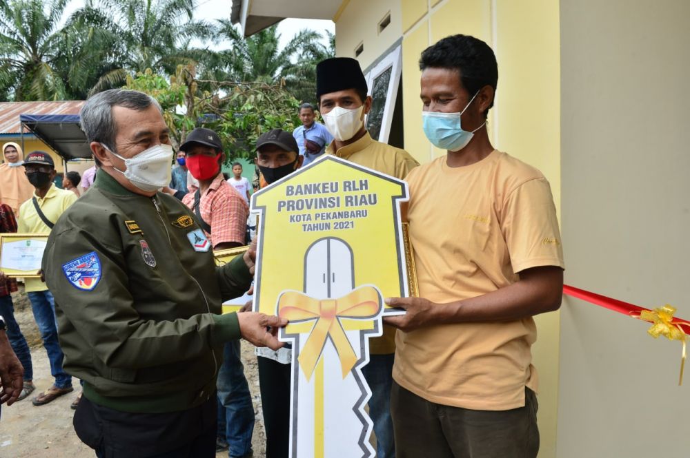Gubri Serahkan Rumah Layak Huni umrik Warga Pekanbaru