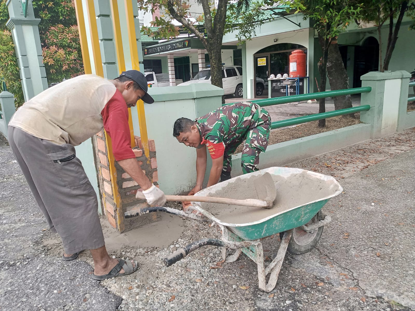 Serda Ahmad Junaidi Goro Bangun Gapura dan Sampaikan Sosialisasi Cegah Covid-19