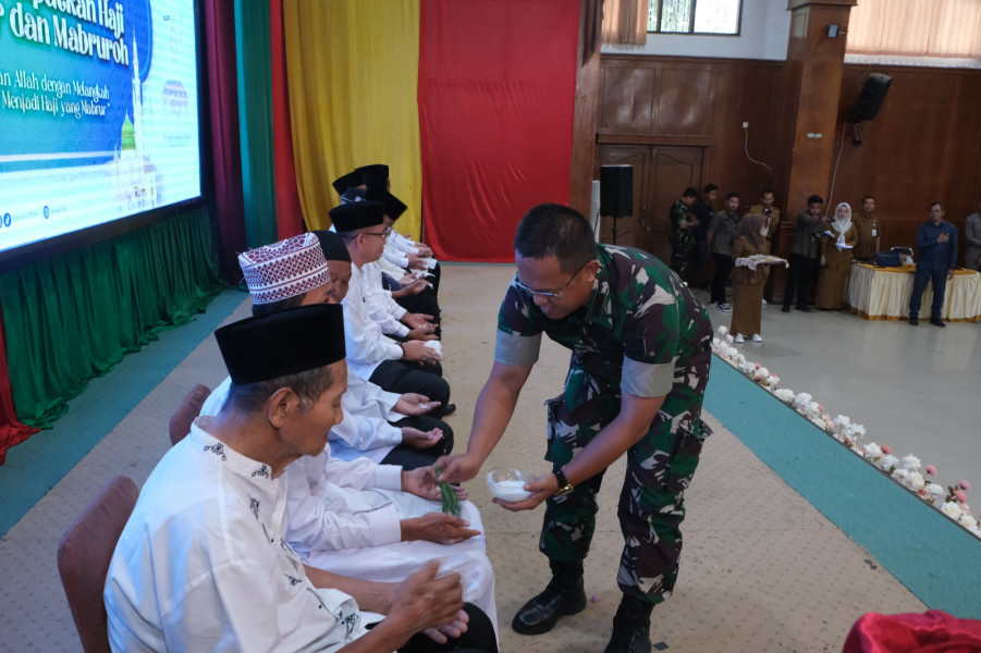 Dandim Dumai Lepas dan Tepuk Tepung Tawar Jemaah Calon Haji Kota Dumai