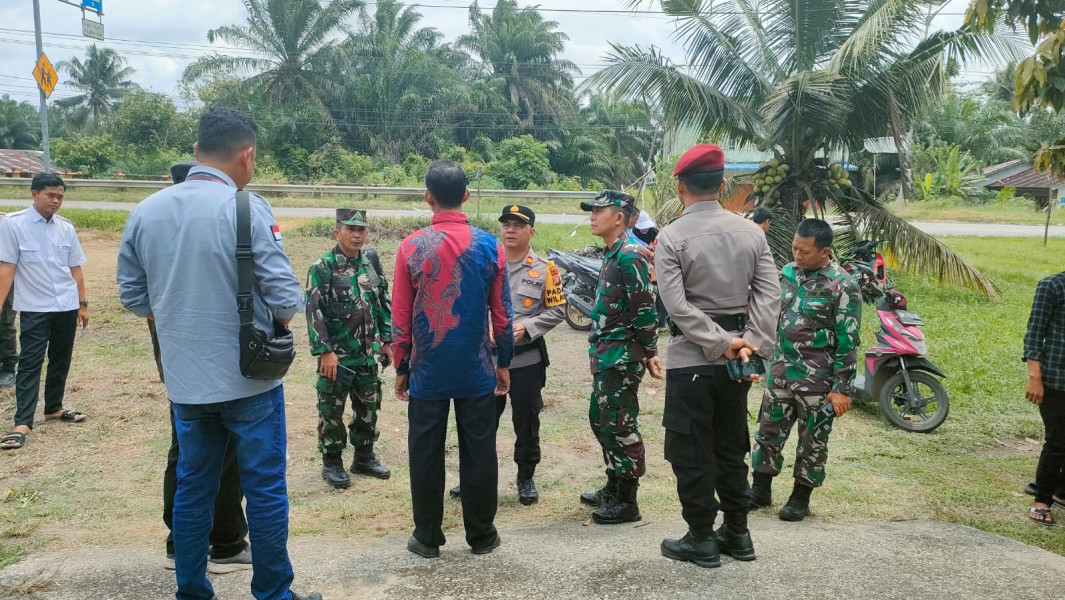 Bersama Kasdim, Danramil 02 BK Meninjau Langsung Pelaksanaan di Beberapa TPS