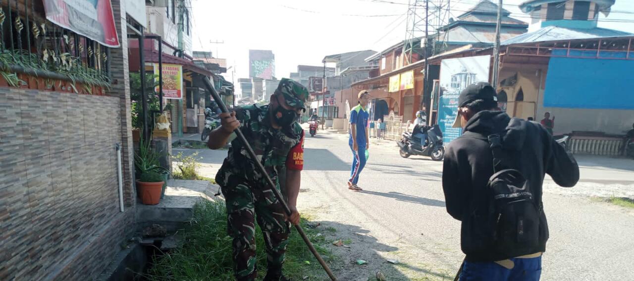 Bersama Masyarakat, Serda Ahmad Junaidi Melaksanakan Goro