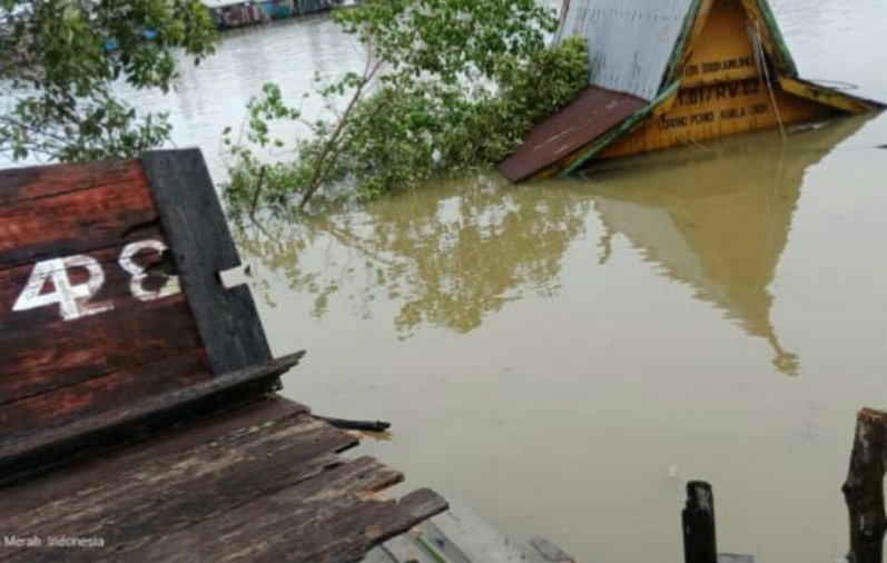 Rumah Warga Kuala Enok Nyaris Ambruk Akibat Longsor