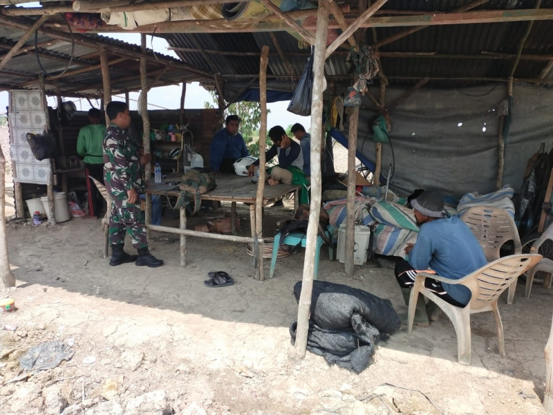 Babinsa Koramil 03 Sungai Sembilan Dukung Petani Dalam Tahap Membajak Sawah