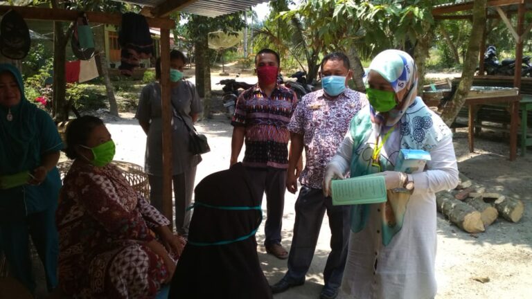 Dinkes Labuhanbatu Bagikan Masker Gratis Bagi Warga ODP di Kecamatan Pangkatan