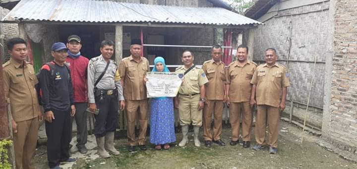 Camat Panai Tengah Dampingi Babinsa Pasang Stiker PKH di Desa Selat Besar