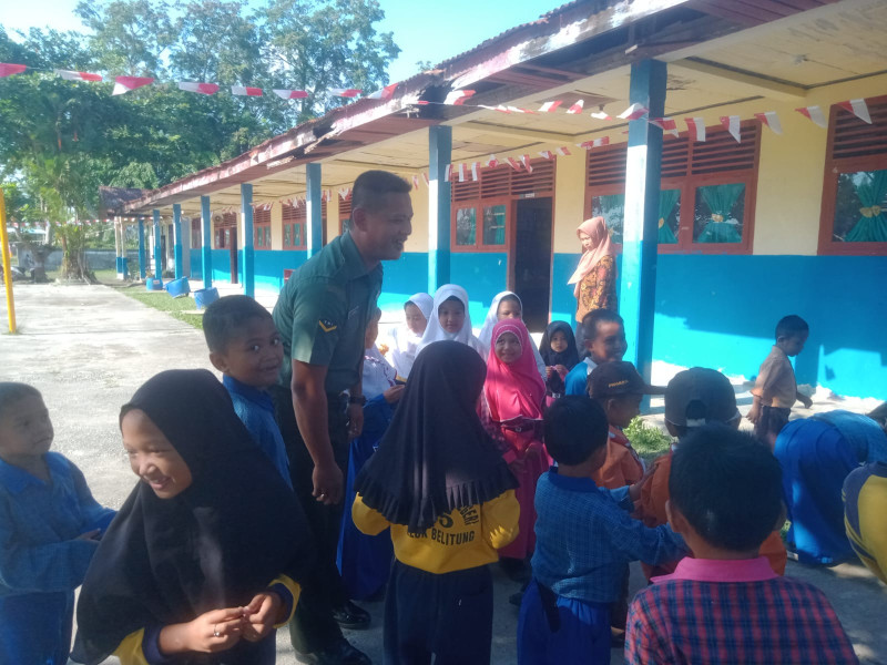 Diwarnai Dengan Riang Gembira, Babinsa Koramil 06 Merbau Berikan Pemahaman Terkait Nilai-nilai Pancasila Kepada Pelajar