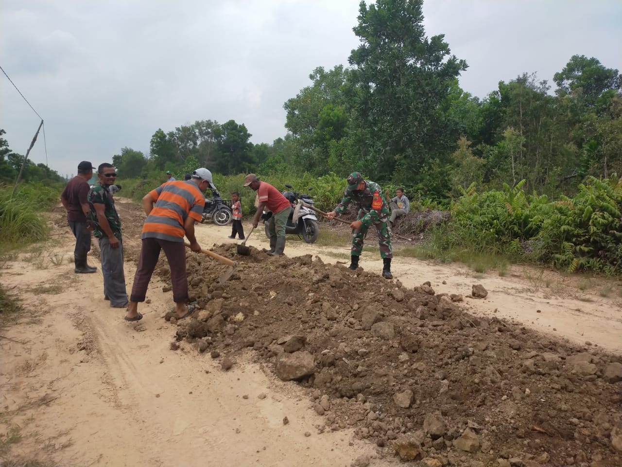 Sertu Arjuna Endar Laksanakan Goro dan Menimbun Jalan