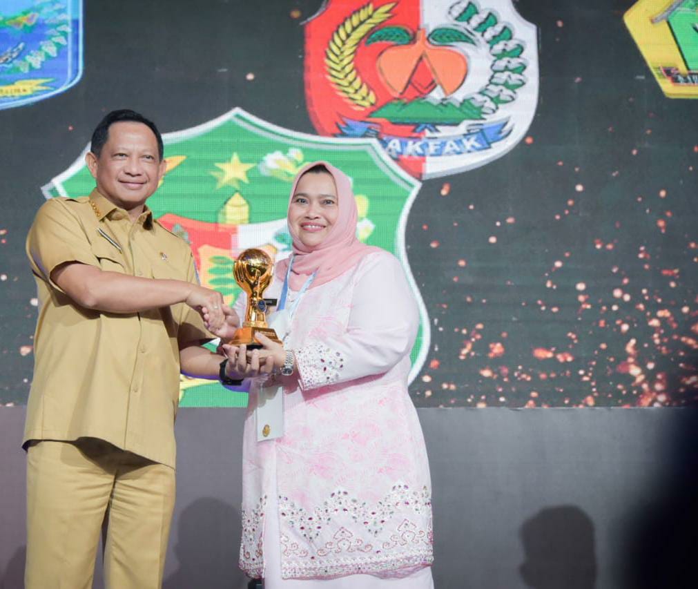 Bupati Bengkalis Kasmarni Terima Penghargaan UHC dari Kemenko PMK