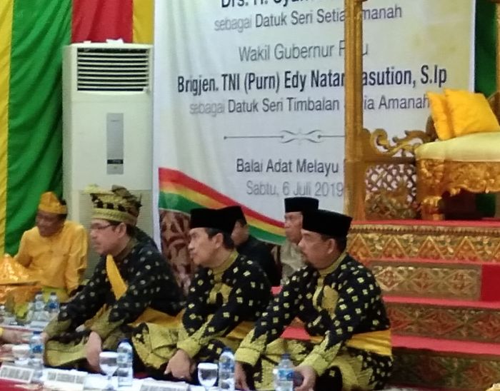 Gubri dan Wagubri Resmi Sandang Gelar Adat dari LAM Riau