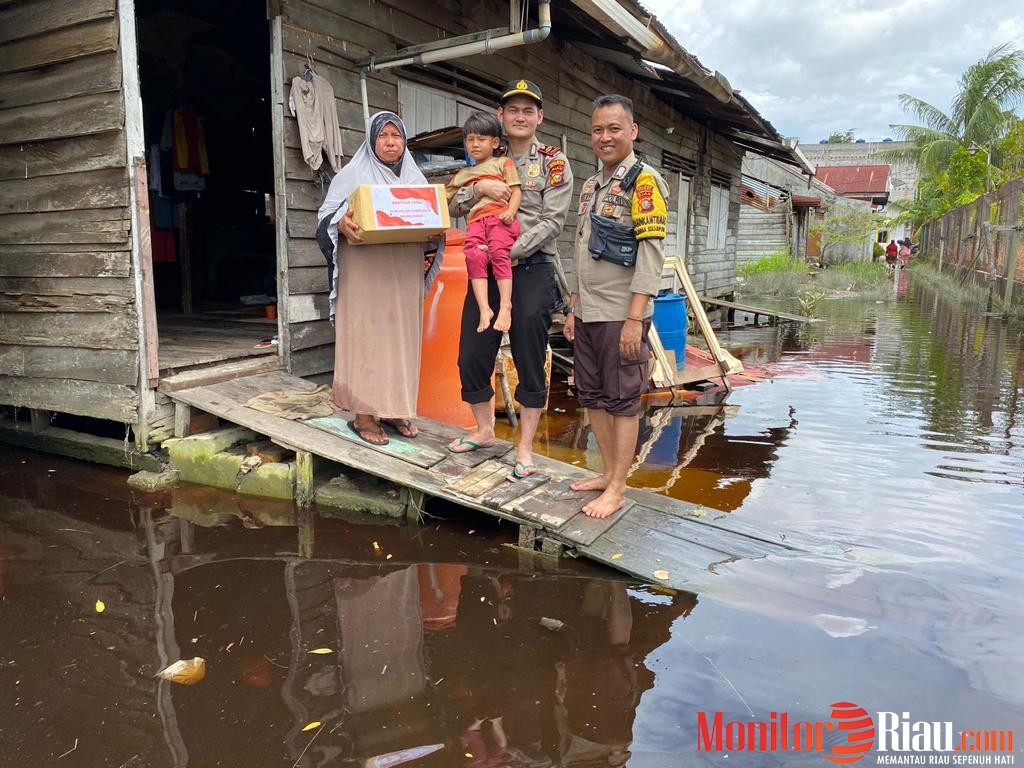 Kapolsek Dumai Kota Salurkan Bansos Sembako Untuk Warga Terdampak Banjir Rob