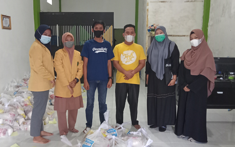Penyaluran Bingkisan Sembako Hipmi dan PWI Dibantu Mahasiswa