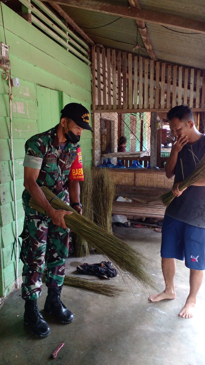 Serda Sugianto Laksanakan Pendampingan Kepada Pengerajin Sapu Lidi