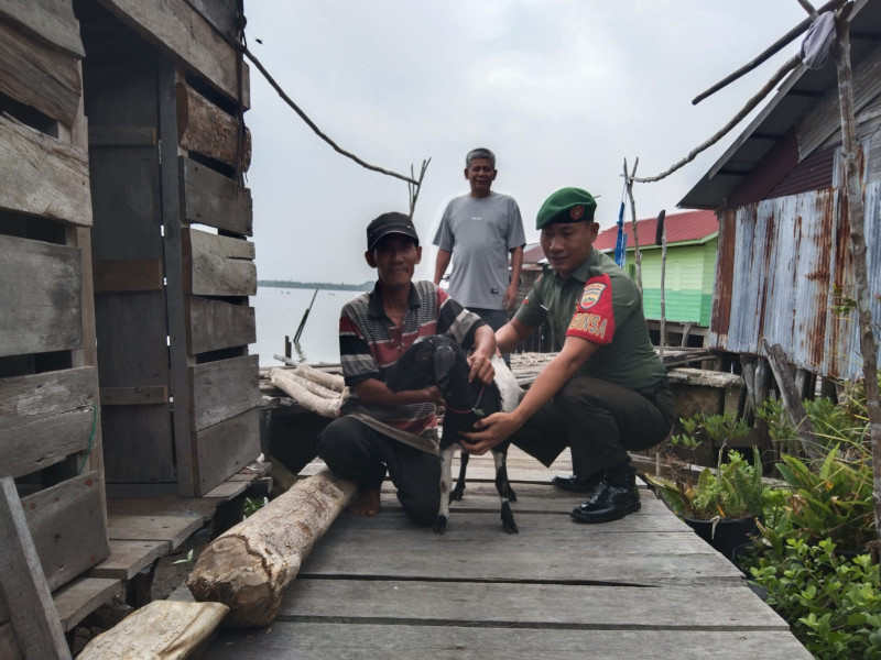 Cek Kesehatan Hewan Ternak, Kopda Ricko Juga Sampaikan Hal Ini