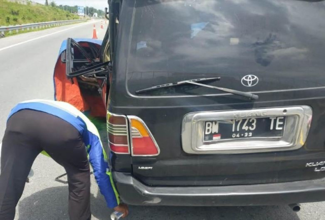 Diduga Sopir Mengantuk, Kijang Tabrak Truk Kontainer di Tol Pekanbaru, 2 Tewas