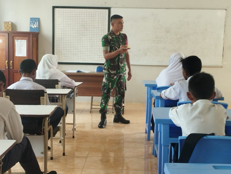 Babinsa Tanamkan Nilai-nilai Pancasila di Sekolah Menengah Pertama Negeri 1 Merbau