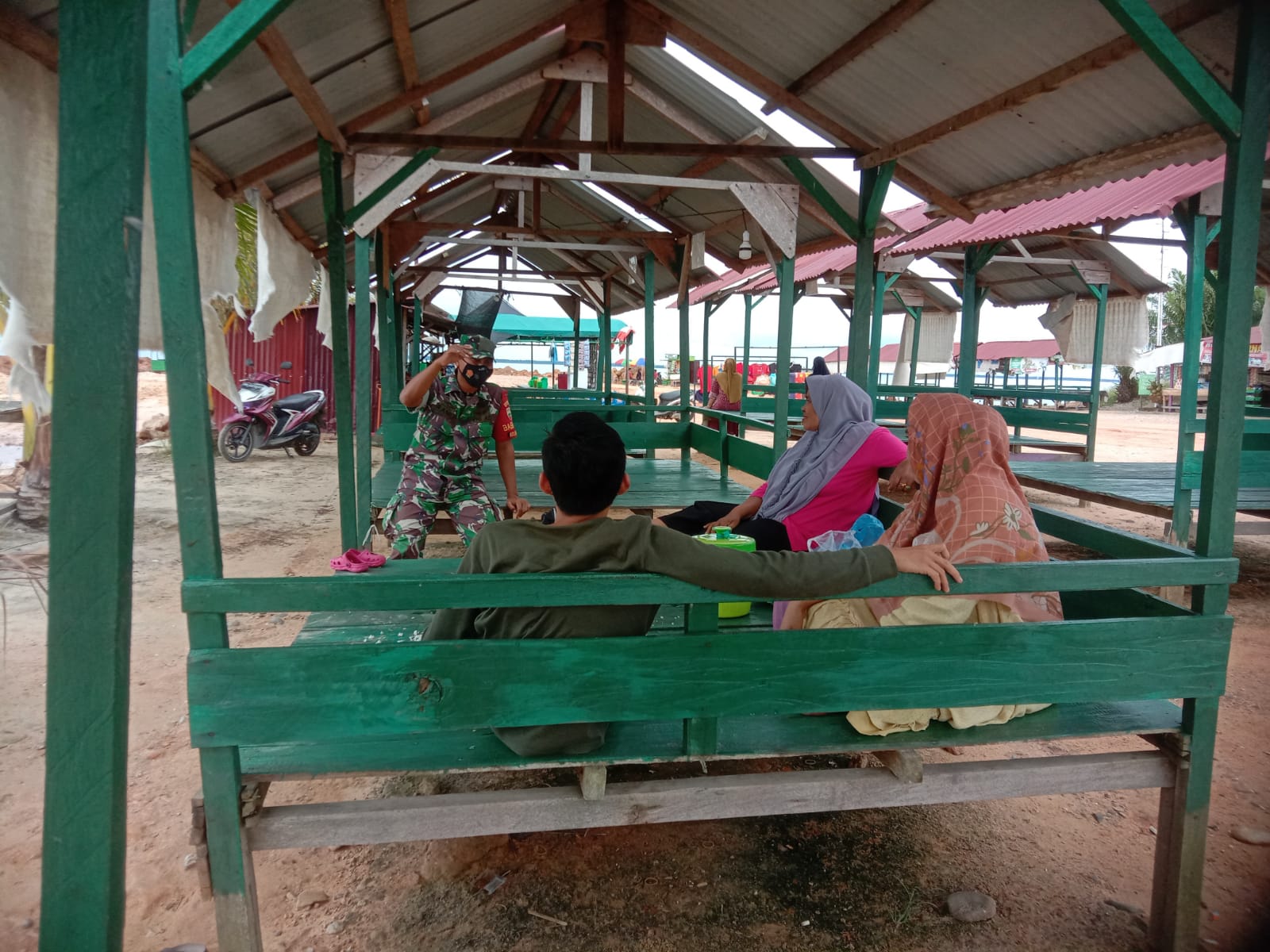 Sertu Ramli Ingatkan Pengunjung Pantai Koneng Soal Covid-19 dan Karhutla