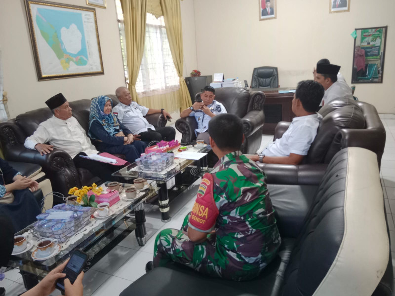 Babinsa Koramil 03 Sungai Sembilan Jalin Keakraban Dengan Masyarakat Lewat Komsos