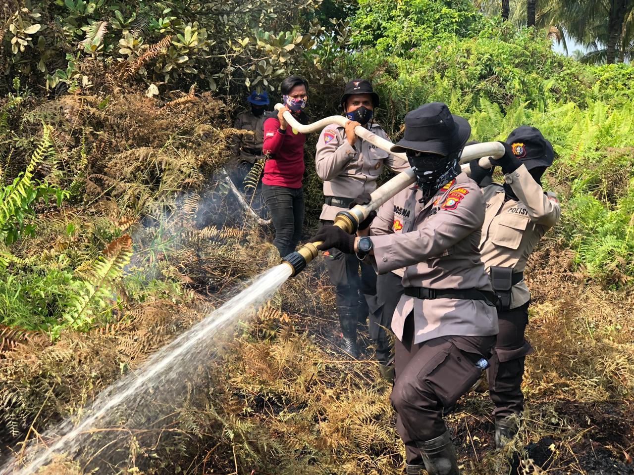 Salut, Tiga Srikandi Ini Seminggu Berjibaku Padamkan Api